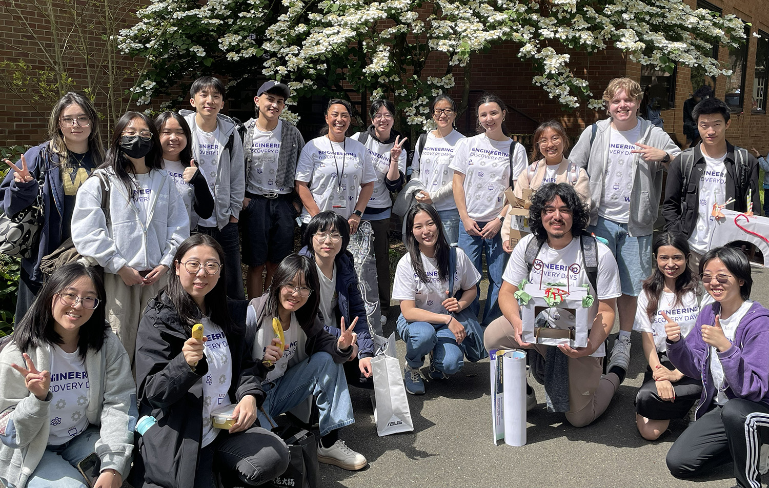 About 30 HCDE student volunteers pose wearing discovery days t-shirts