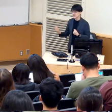 Yi-Chieh Lee presenting in the HCDE research seminar